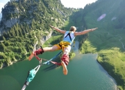 熊猫体育2026-雄鹿险胜广厦队，克莱在年度焦点之战接管比赛