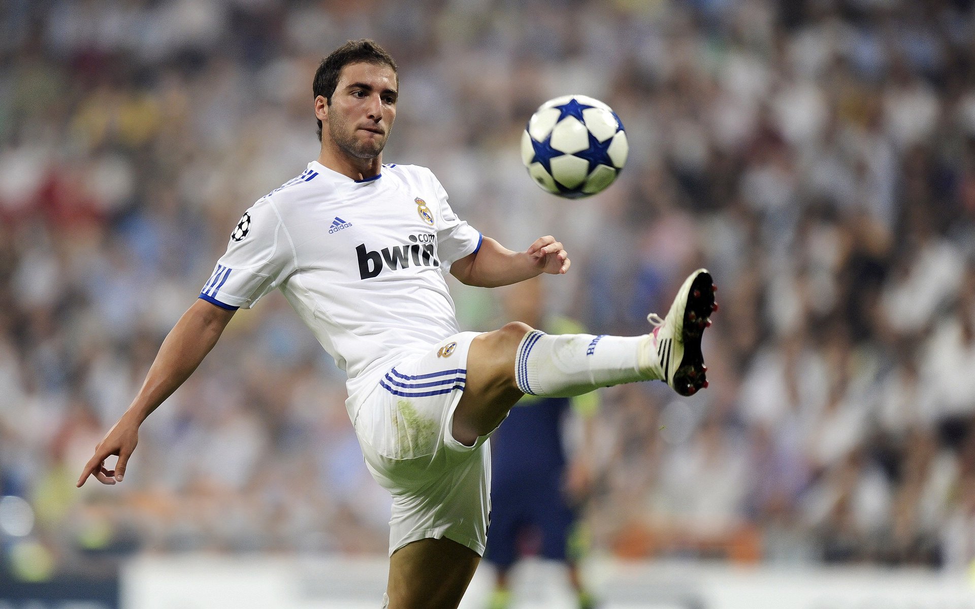 当平行宇宙在球场交汇，新疆队争冠战与拉梅洛的欧冠接管之夜